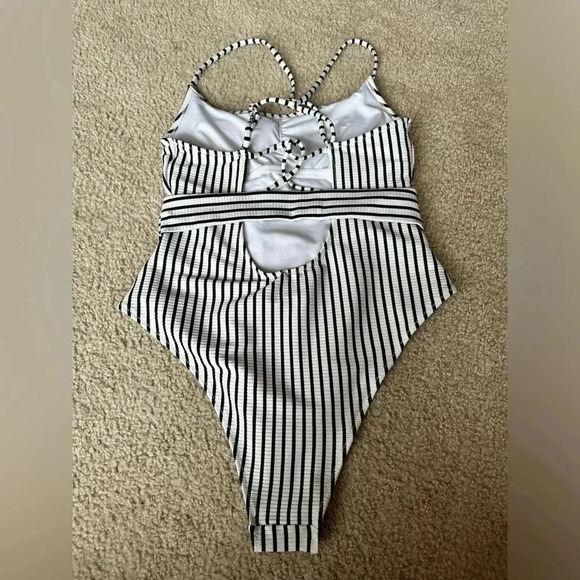 Shade and shore size medium swimsuit - Picture 3 of 4